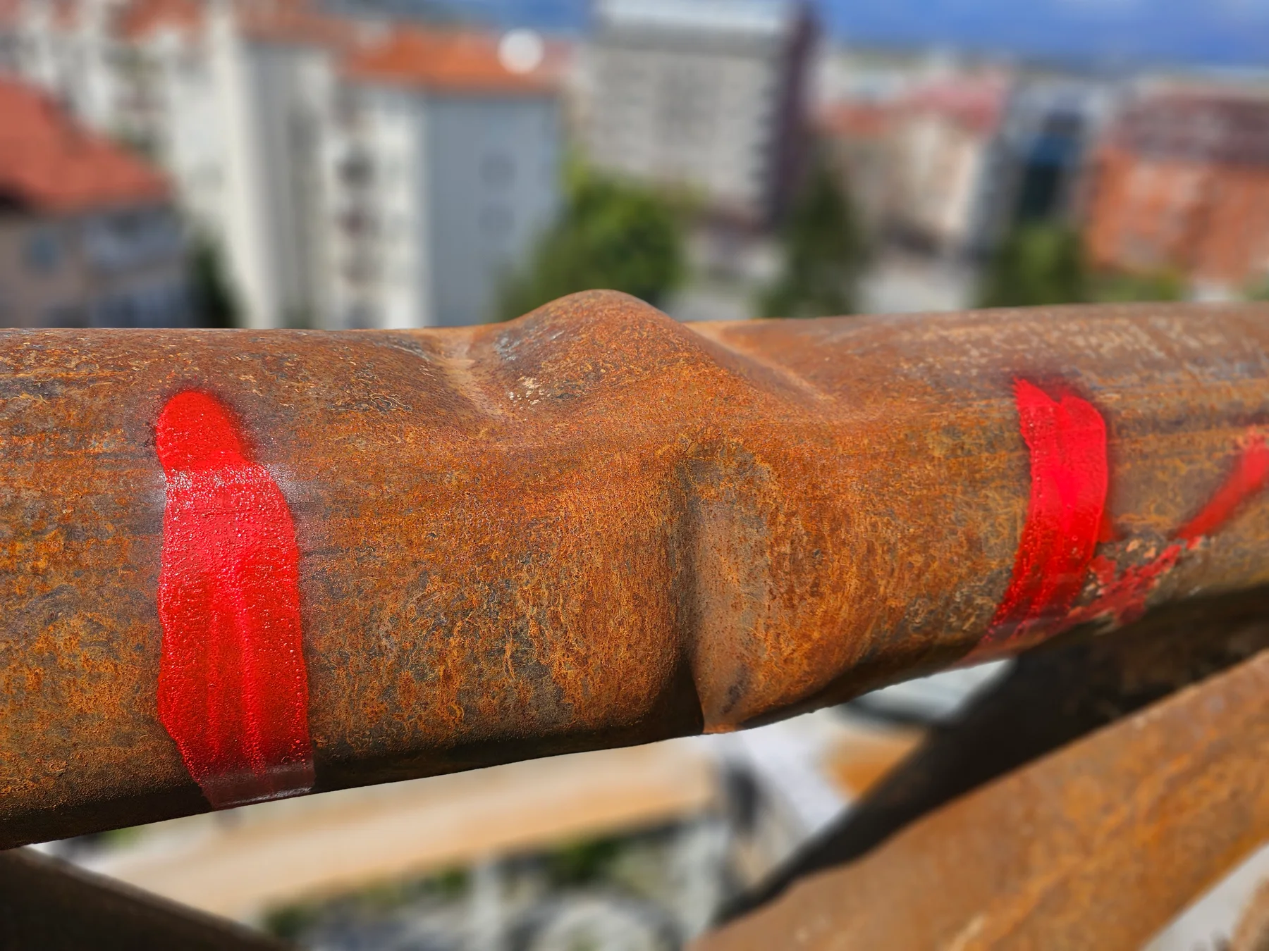 Local swelling documented on a fire-exposed hollow steel section